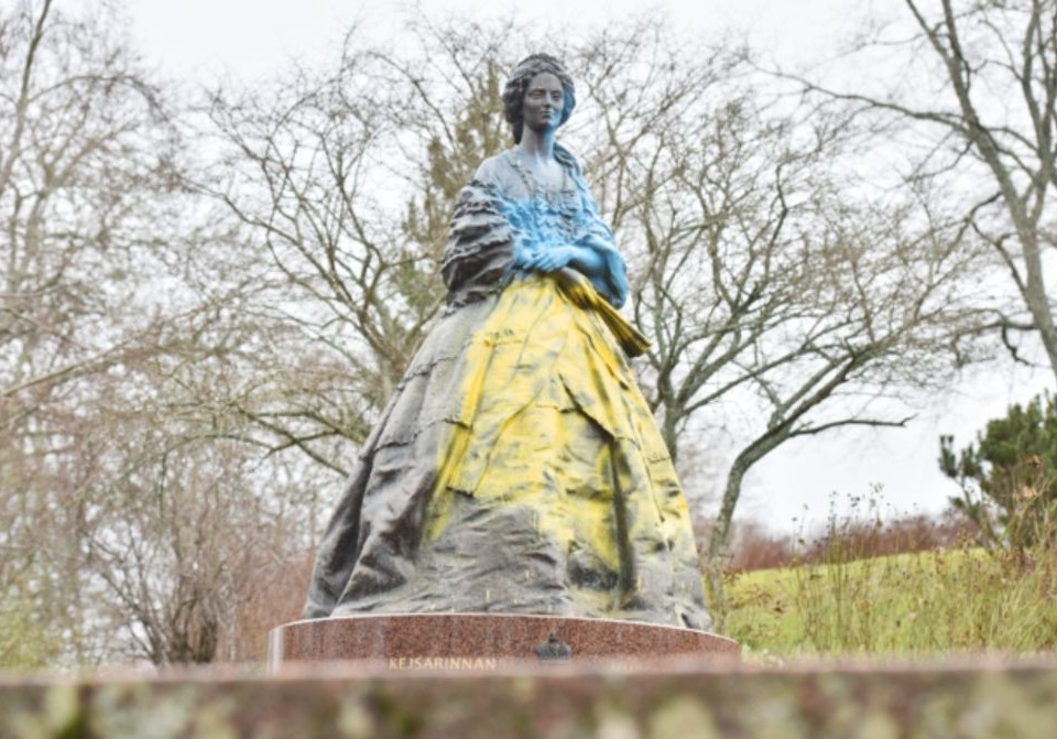 En staty föreställande en kvinna som målats i gult och blått.