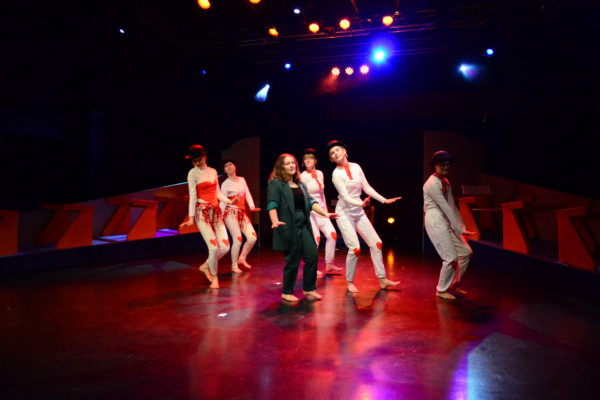 en grupp dansare på en scen