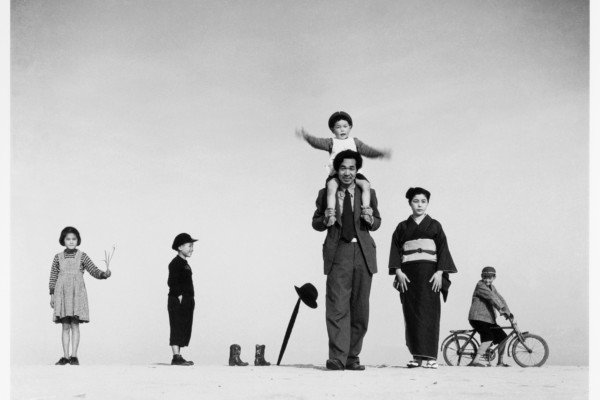 Ett svartvitt fotografi med människor.