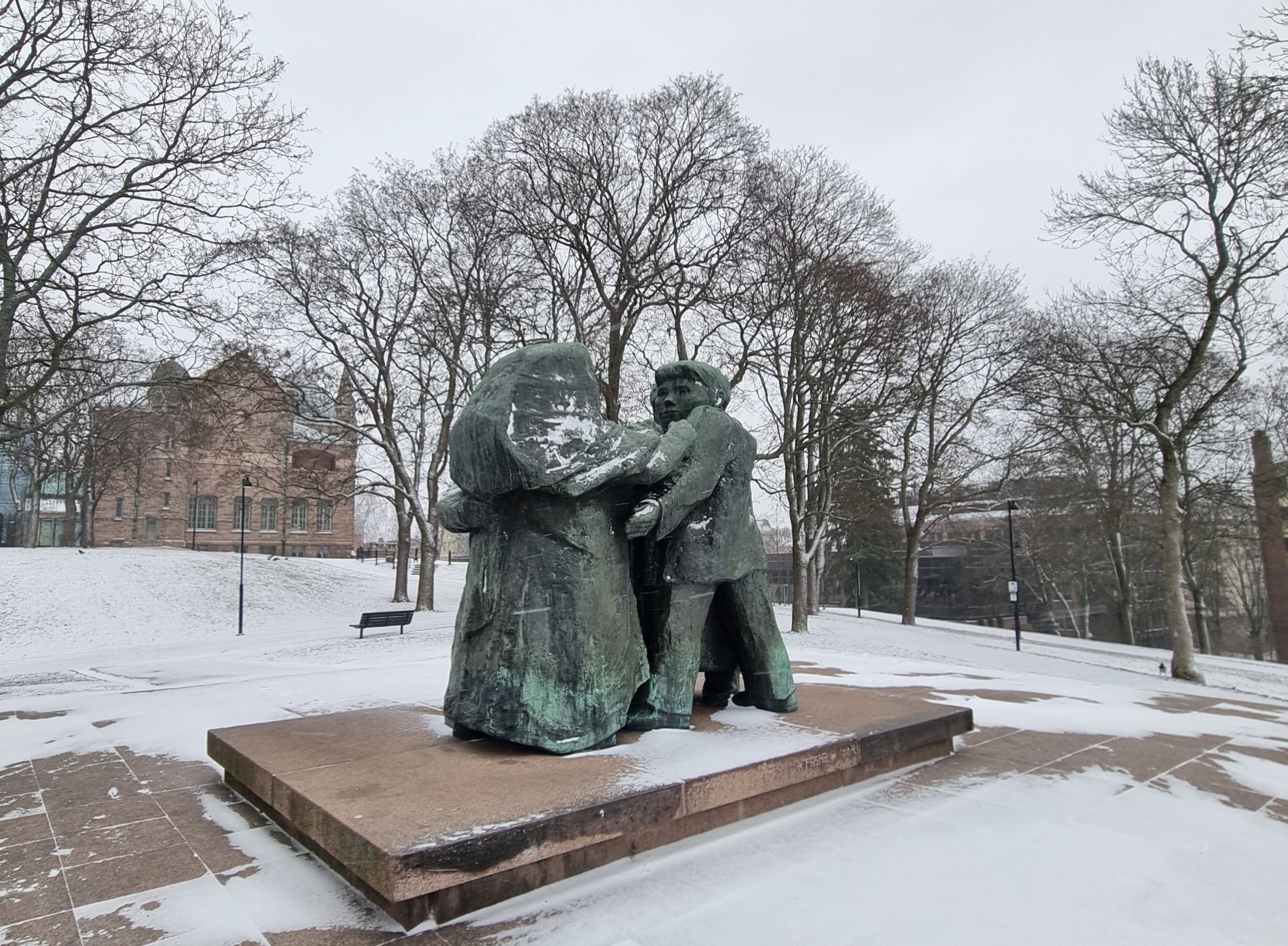 äldre staty och snö