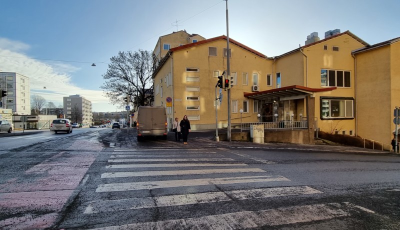 gata och gul rappad sjukhusfastighet från 1950-talet