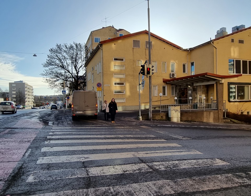 gata och gul rappad sjukhusfastighet från 1950-talet