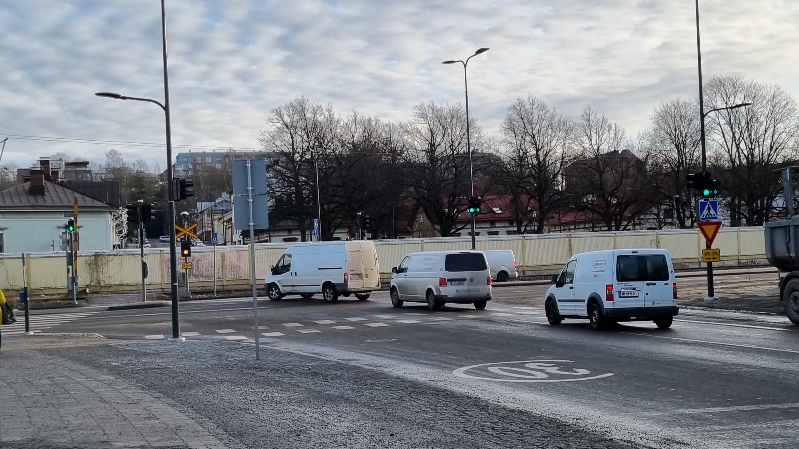 vita skåpbilar vänder till vänster i stadskorsning