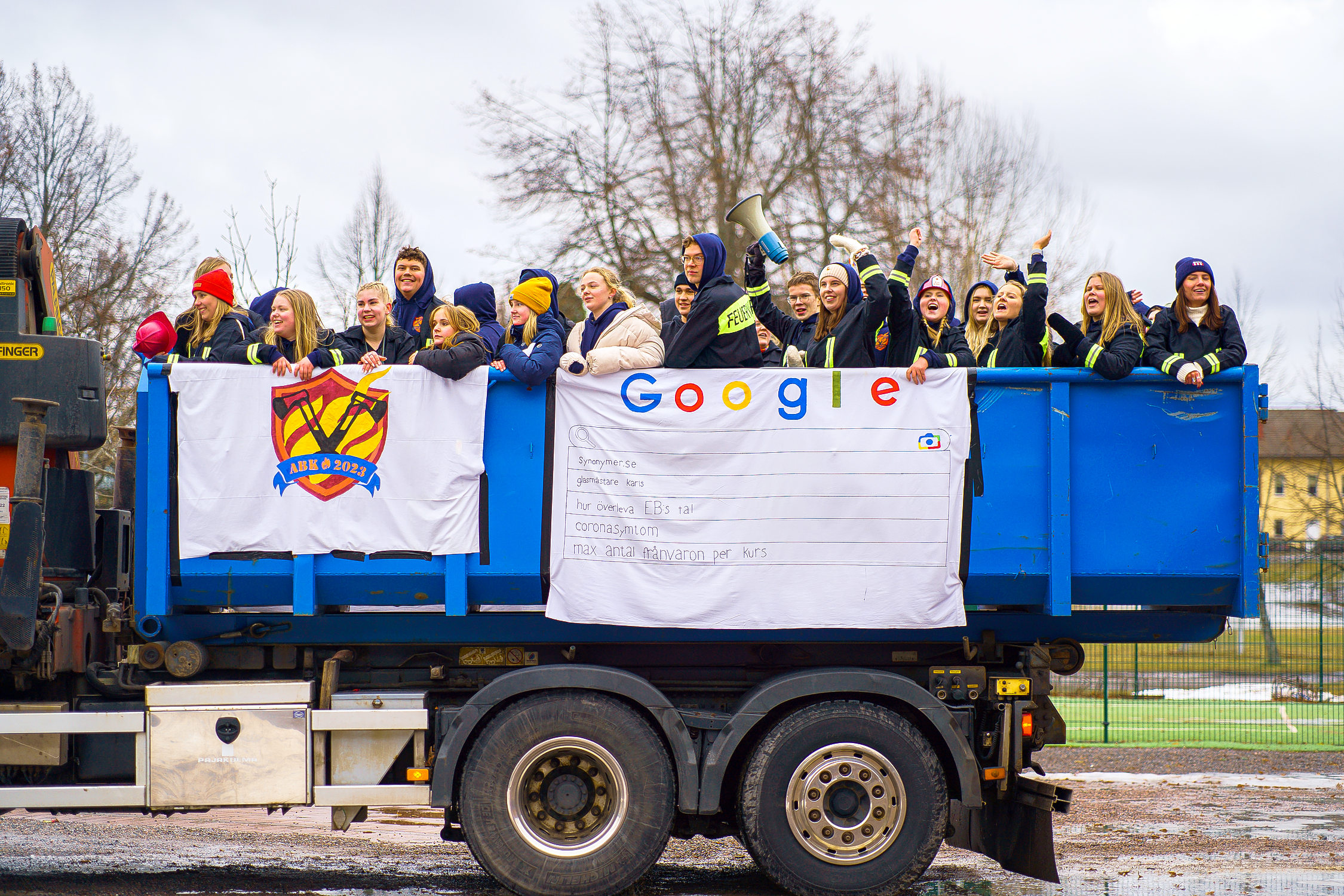 Abiturienterna vid Karis-Billnäs gymnasium firade med temat "Sagan om ABK – Abirnas brandkår".
