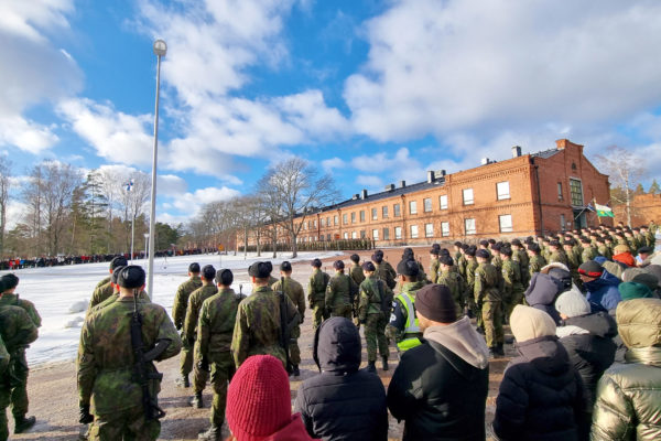 Cirka 470 beväringar och knappt 1 300 besökare deltog i krigsmannaeden och -försäkran vid Nylands brigad på fredagen.