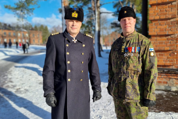 Brigadkommendör Juha Kilpi och blivande brigadkommendör Jyri Kopare inför krigsmannaeden på fredagen.