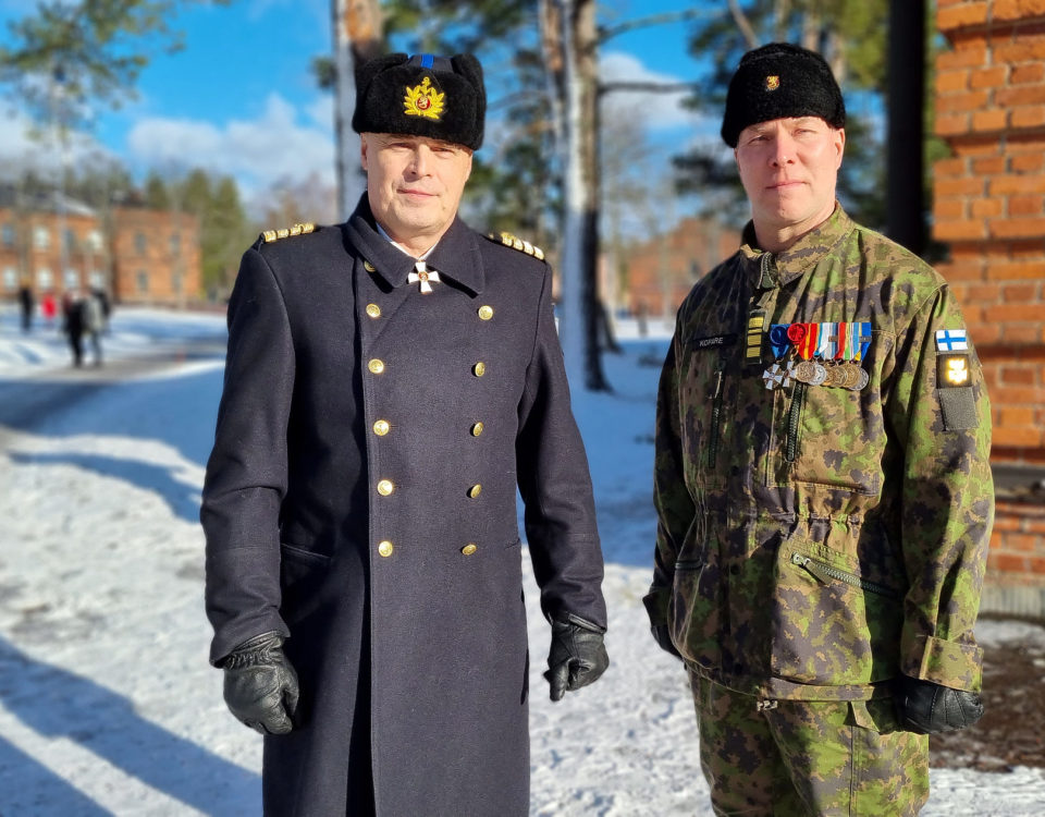 Brigadkommendör Juha Kilpi och blivande brigadkommendör Jyri Kopare inför krigsmannaeden på fredagen.