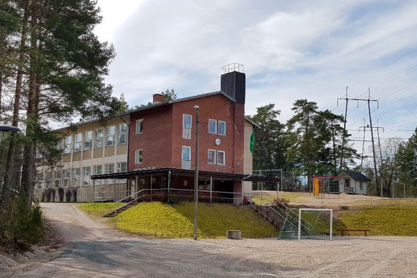 skolhus. Skolgård i förgrunden