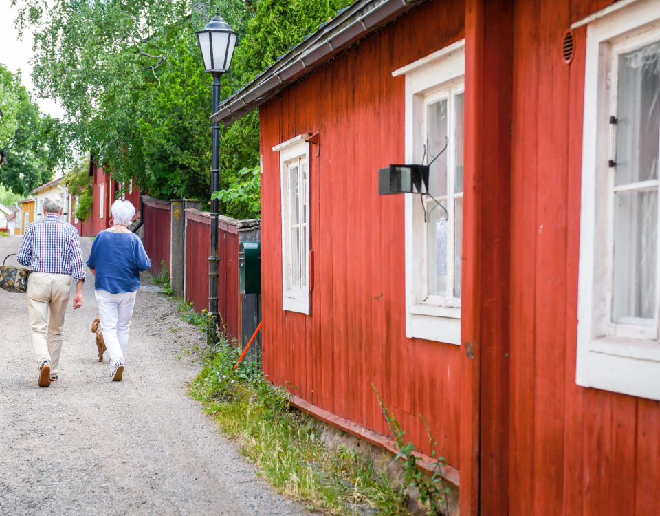 Pensionärer promenerar i Gamla stan i Ekenäs.