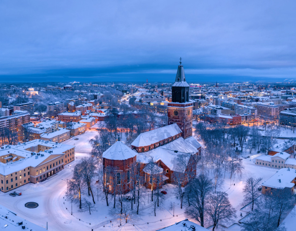 Vintervy över Åbo, med Domkyrkan i mitten.