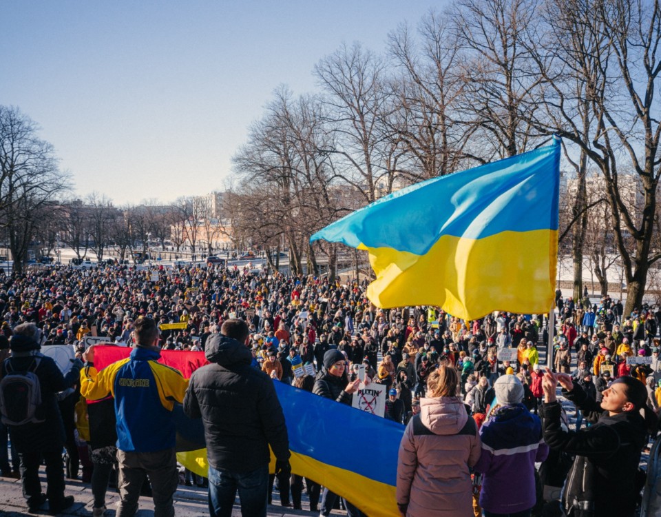 Publikhav med Ukrainas flaggor i förgrunden