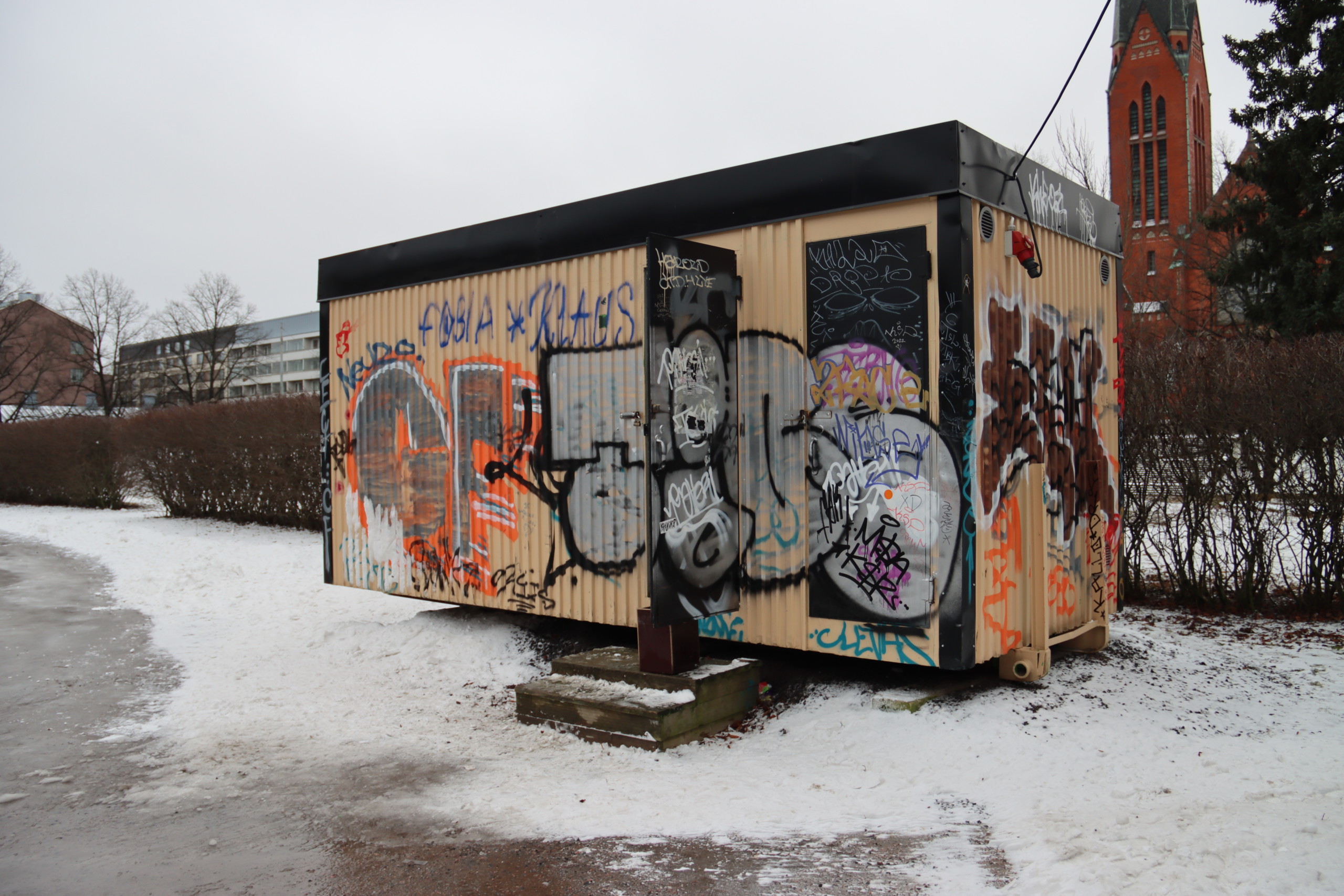 En container med graffitti.