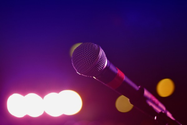 en microfon på en scen