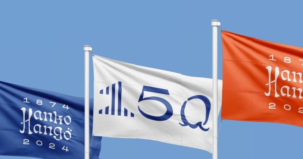 Tre flaggor med Hangös jubileumslogotyp.
