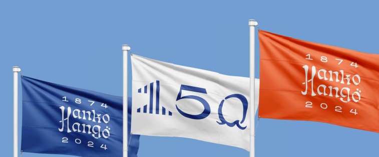 Tre flaggor med Hangös jubileumslogotyp.
