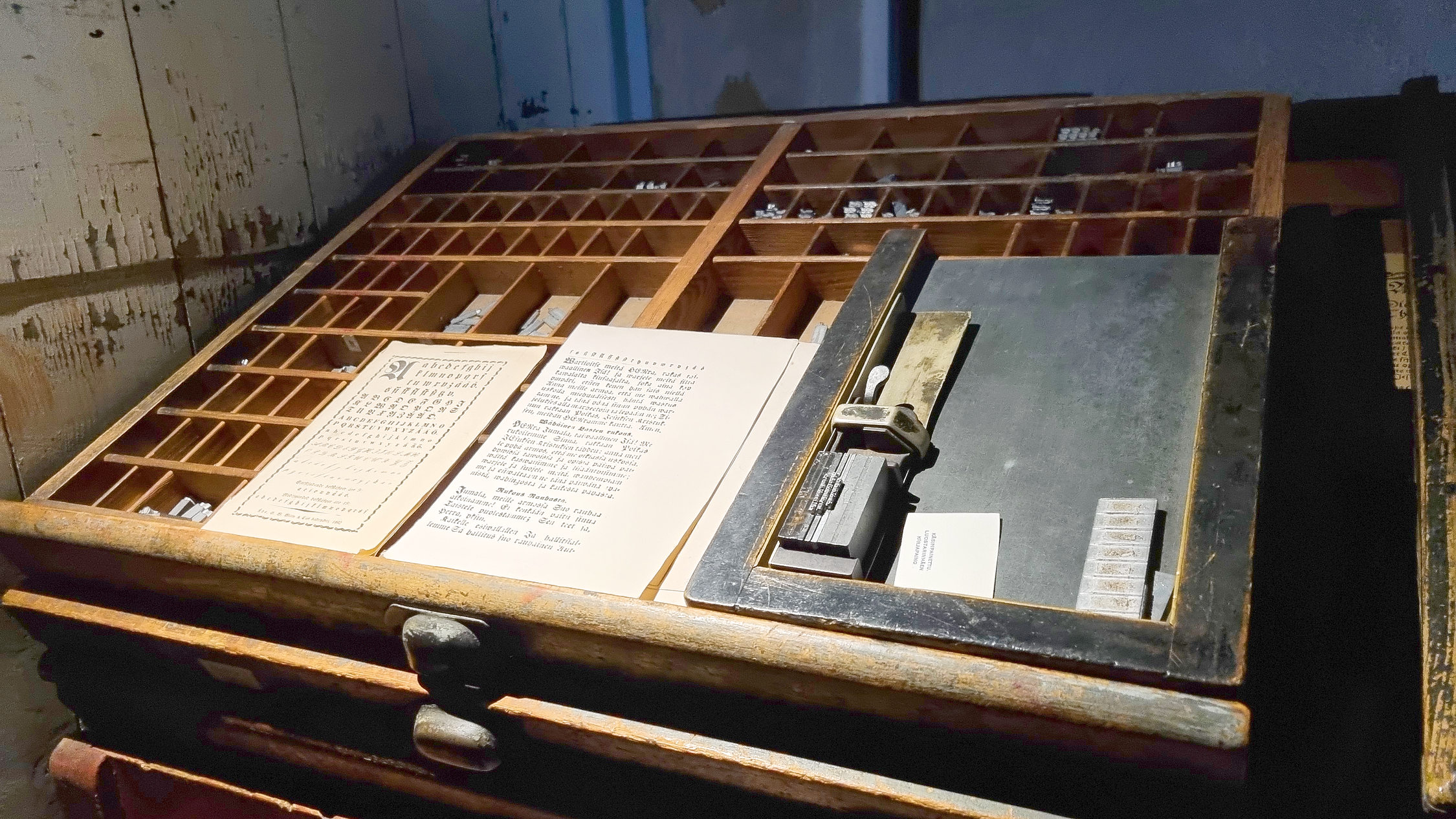 museiföremål som visar gamla bokstäver och sättkast