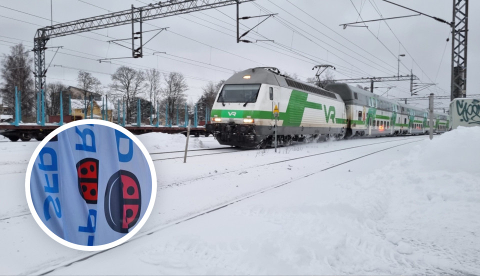 vinterbild av tåg bakom med infälld rund bild av nyckelpigslogon nere till vänster