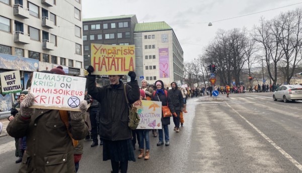 Ett stort antal människor i ett demonstrationståg på Eriksgatan en grådaskig dag