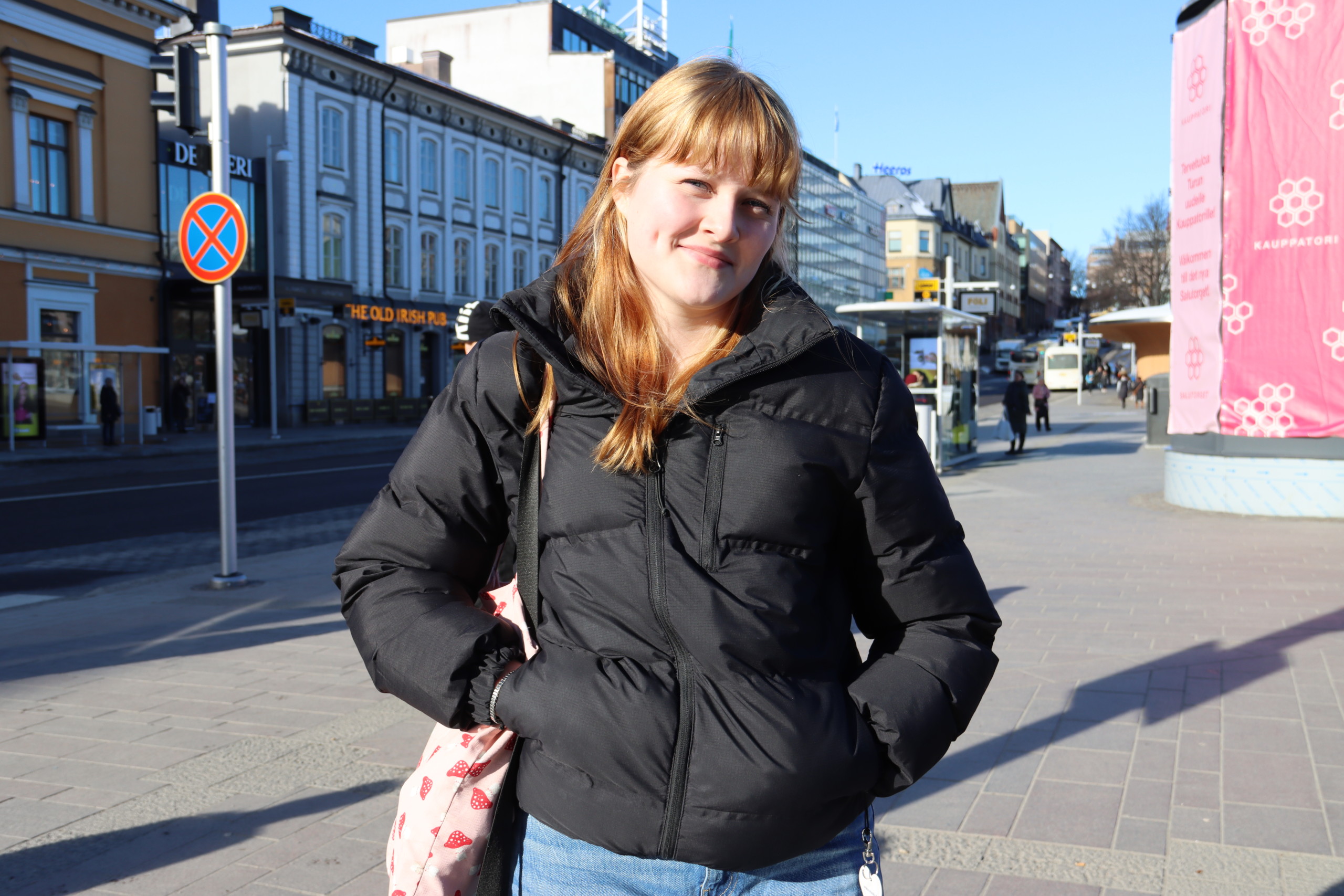Ung kvinna i centrum av Åbo.