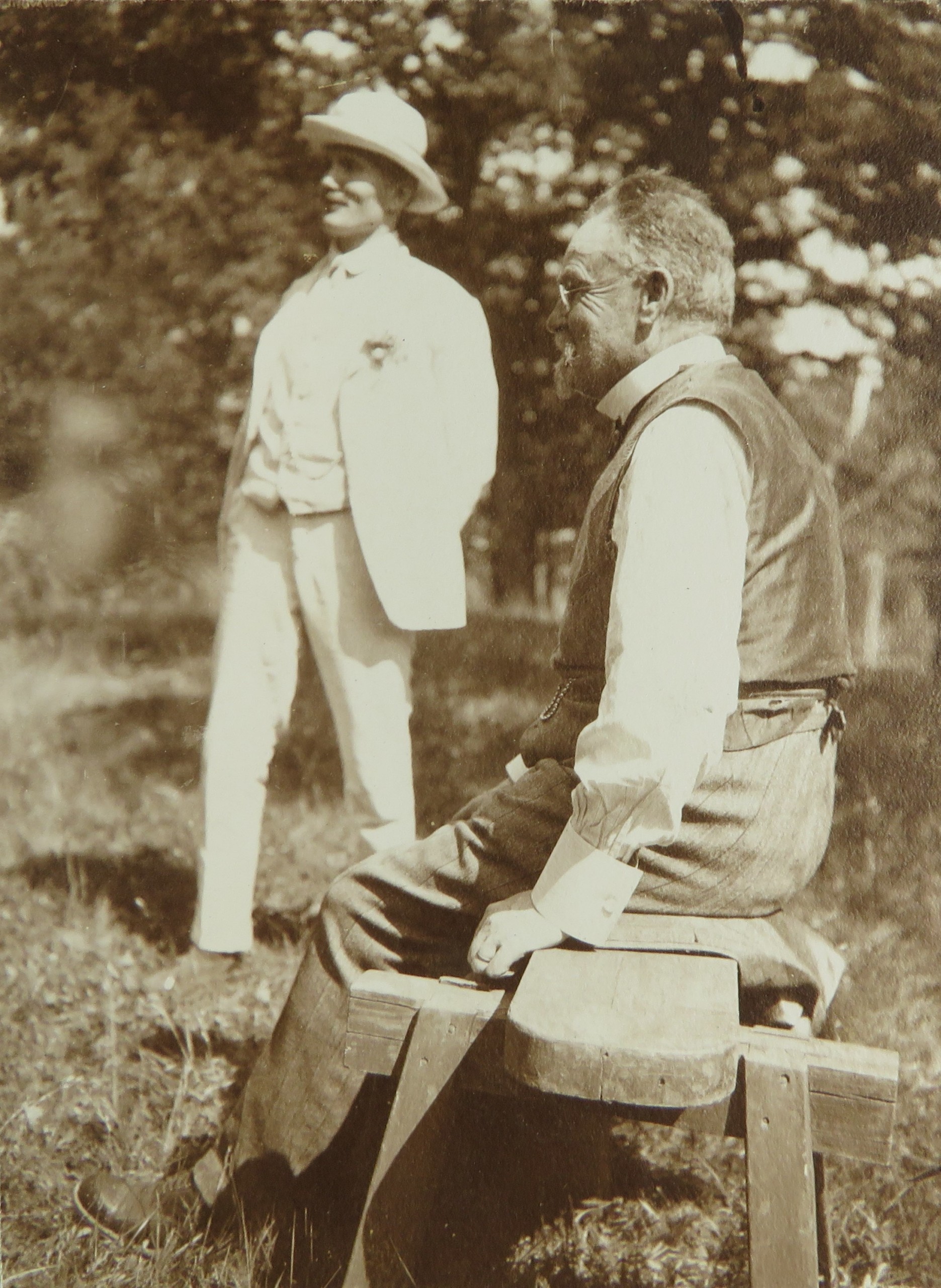 En yngre man i hatt och kavaj och en äldre man i skjorta och väst