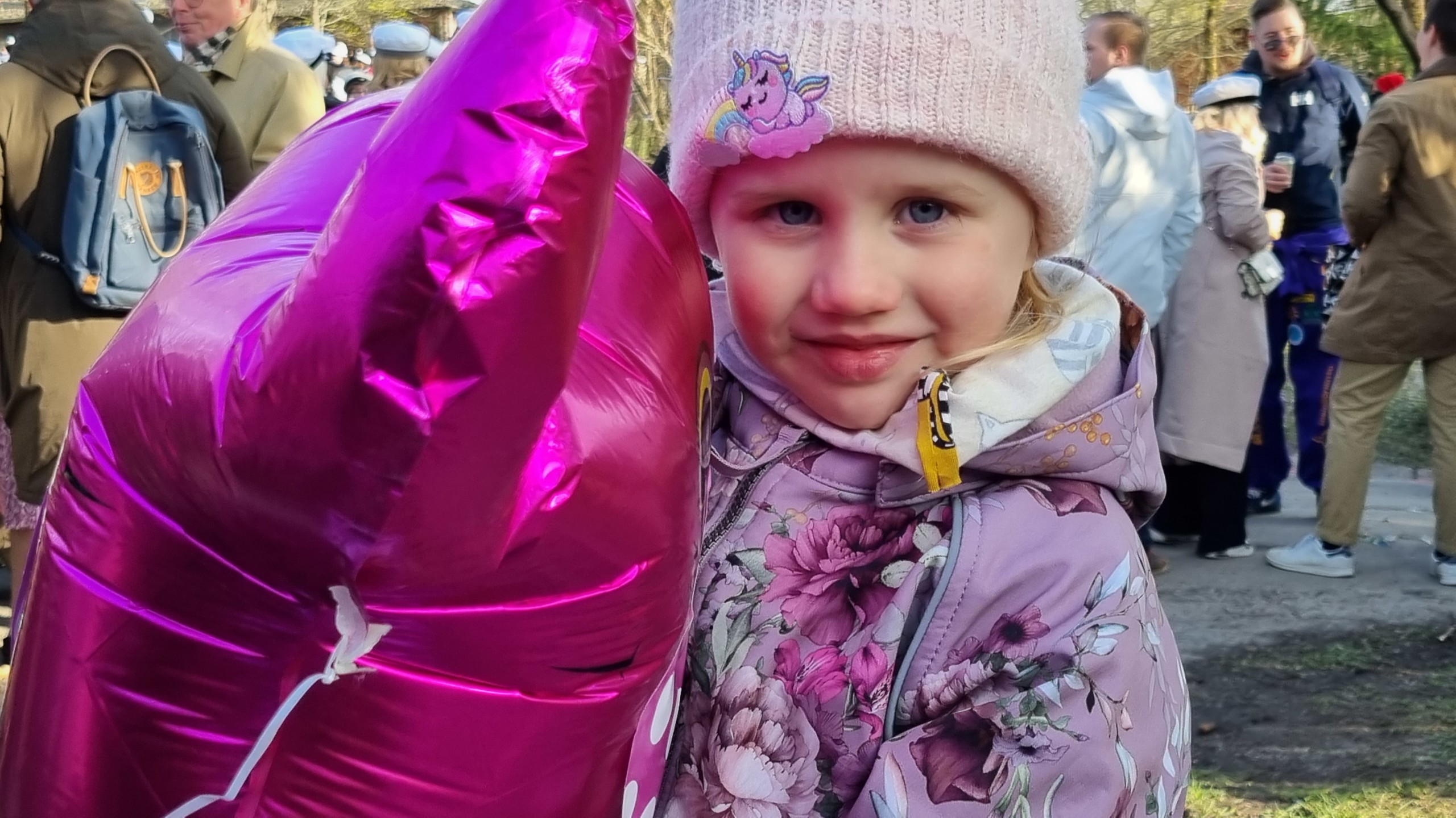 liten flicka med stor rosa ballong