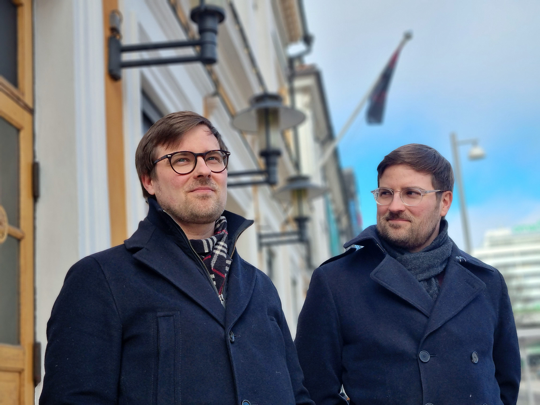 Två unga män utanför åbo Svenska teater
