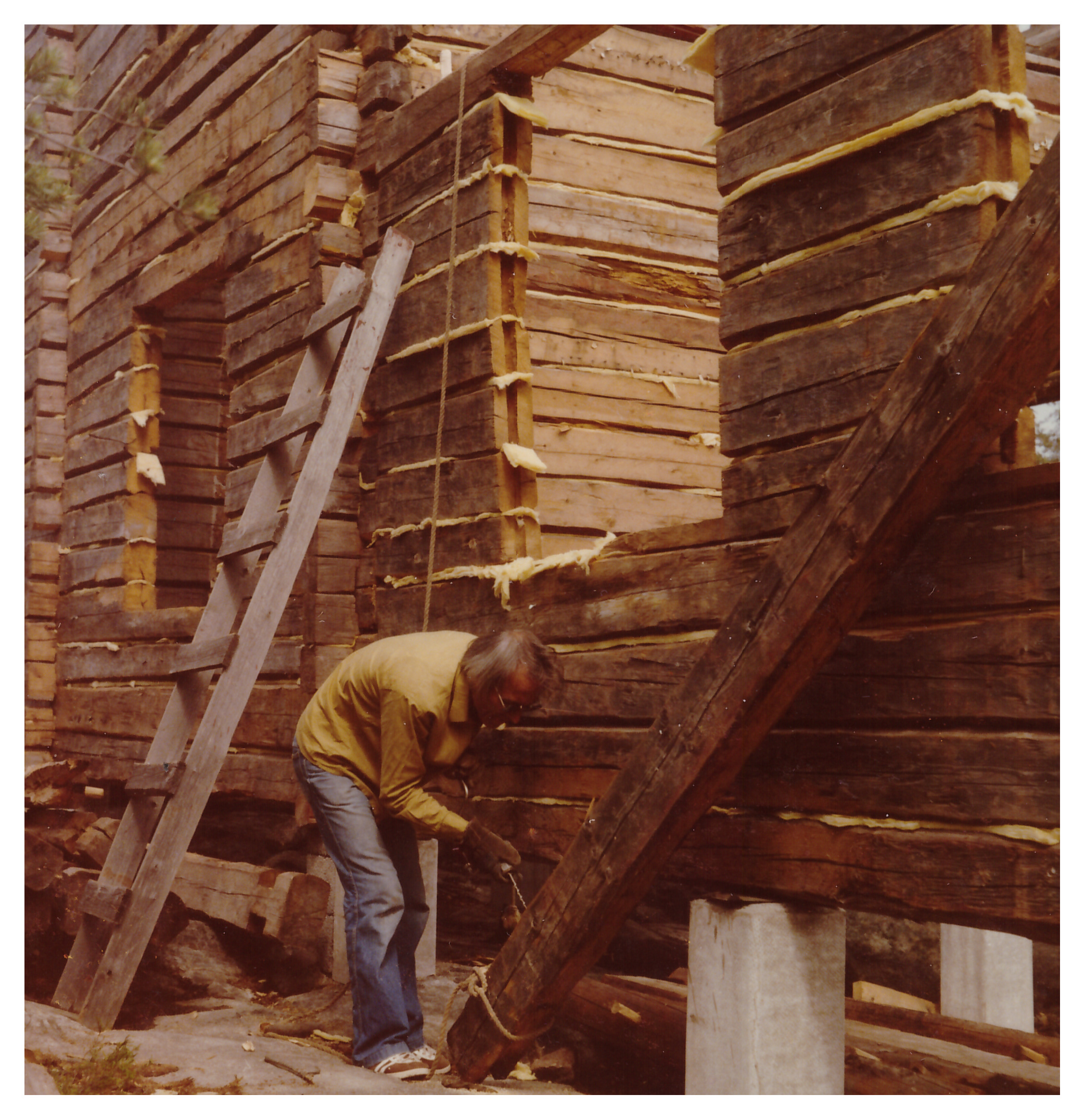 En ung man som bygger upp ett trähus