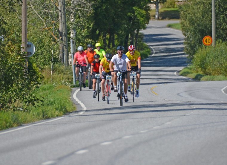 En klunga med tävlingscyklister på landsväg