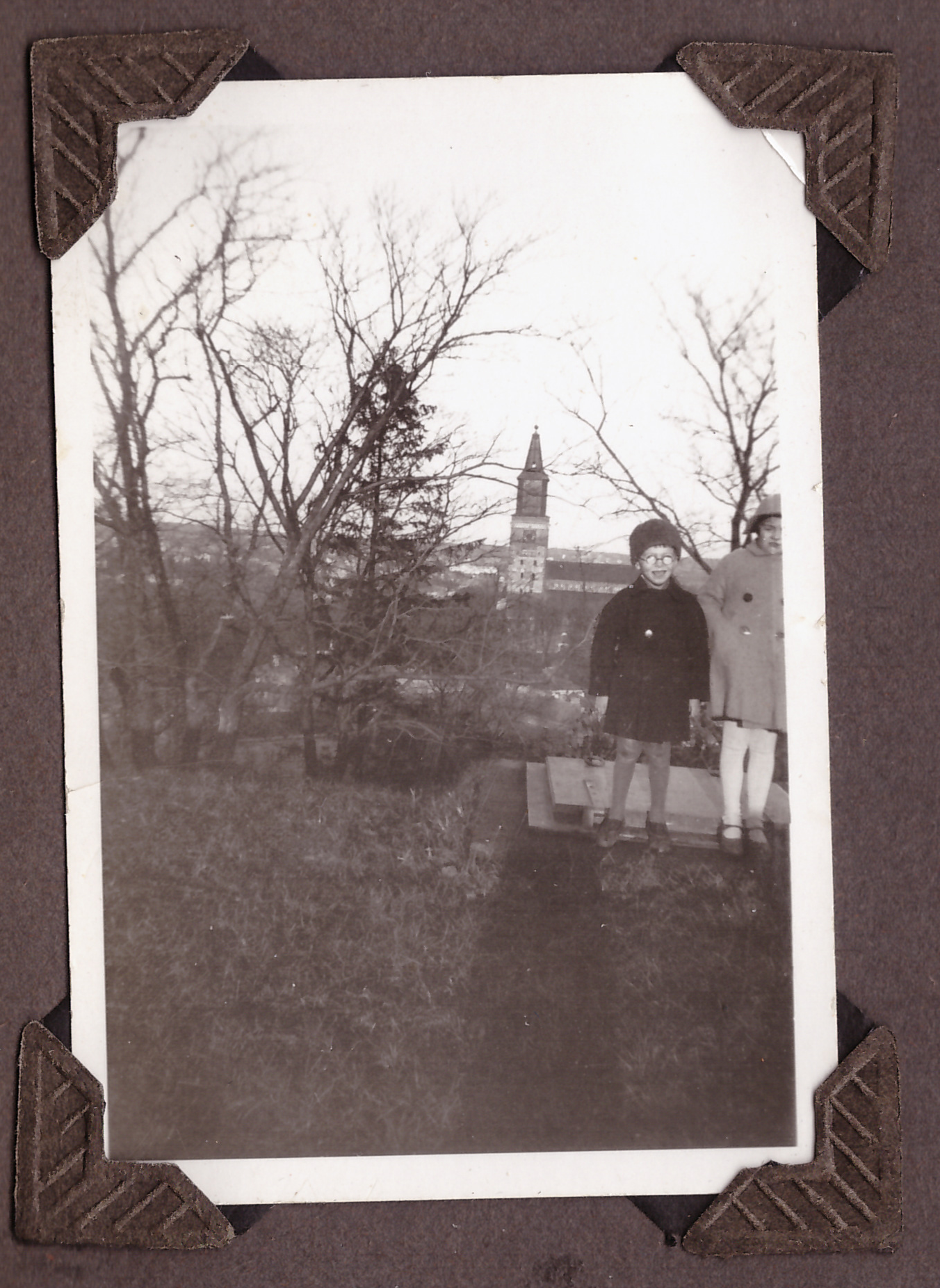 En ung pojke i i en park med domkyrkan i bakgrunden