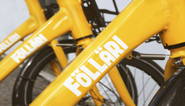 Gula cyklar i närbild med texten Fölläri