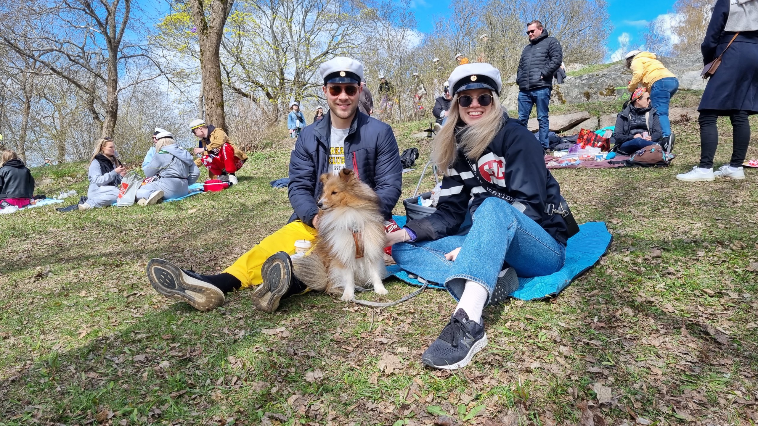 två studenter i en park med en hund