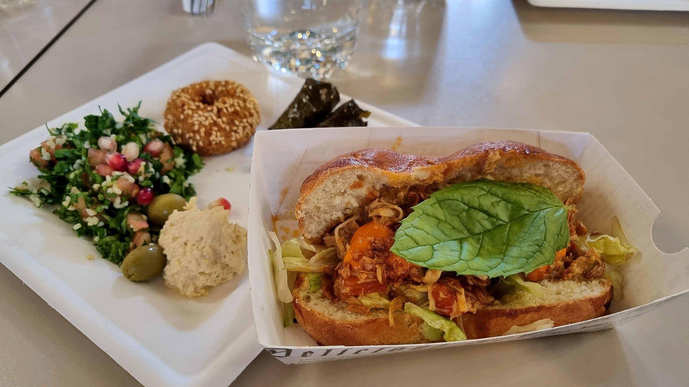 Ett mezeutbud från Sharqis och en sandwich med pulled kyckling och griskött från Comfort by Fatbull's.