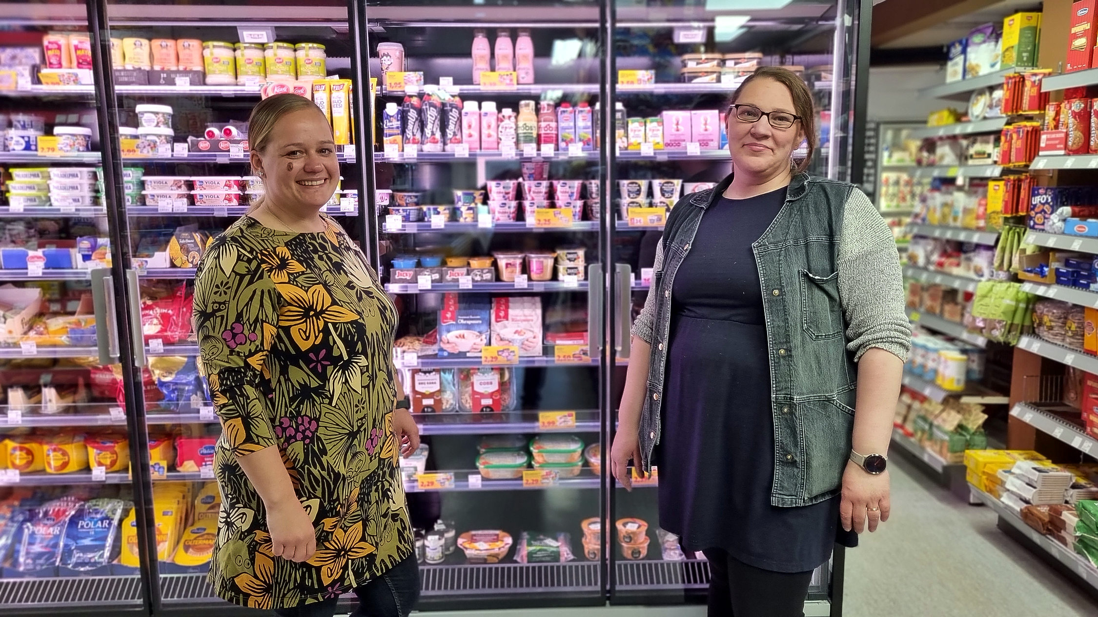 Ragna-Lise Karlsson och Tanja Eriksson som driver Skafferi-Ett har investerat i en ny energisnålare kyl. Det är en stor satsning för en liten butik.