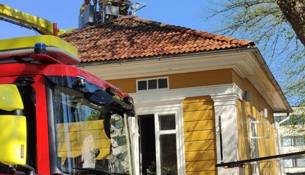 En brandbil framför ett hus
