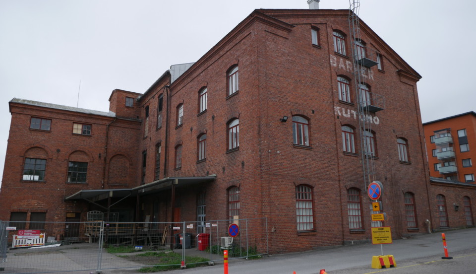 En fabriksbyggnad i tegel