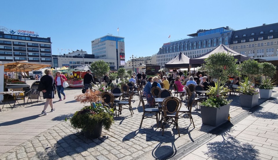 Åbo salutorg med caféer en solig sommardag
