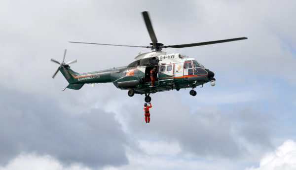 Sjöräddningshelikopter i Erstan utför en övning.