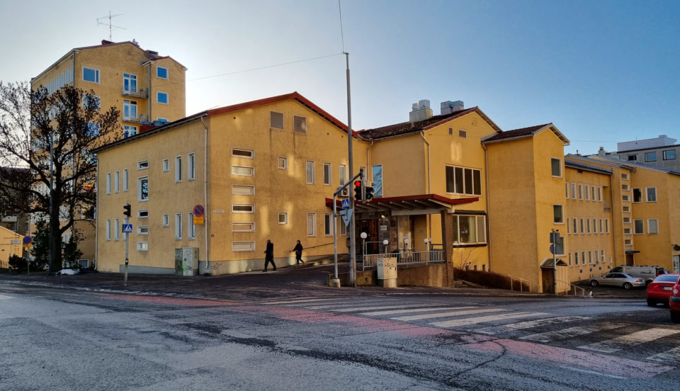 gul rappad sjukhusbyggnad från 1950-talet