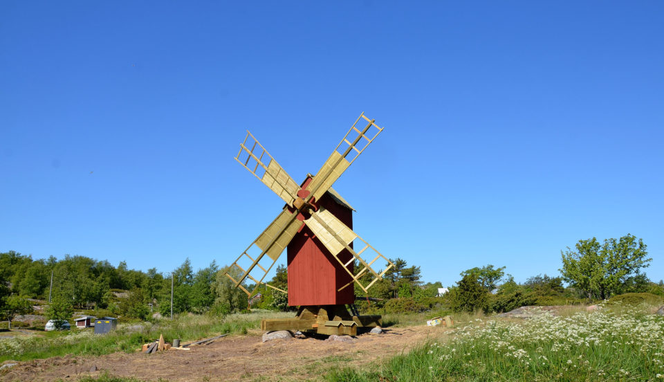 En röd väderkvarn står på Aspö.