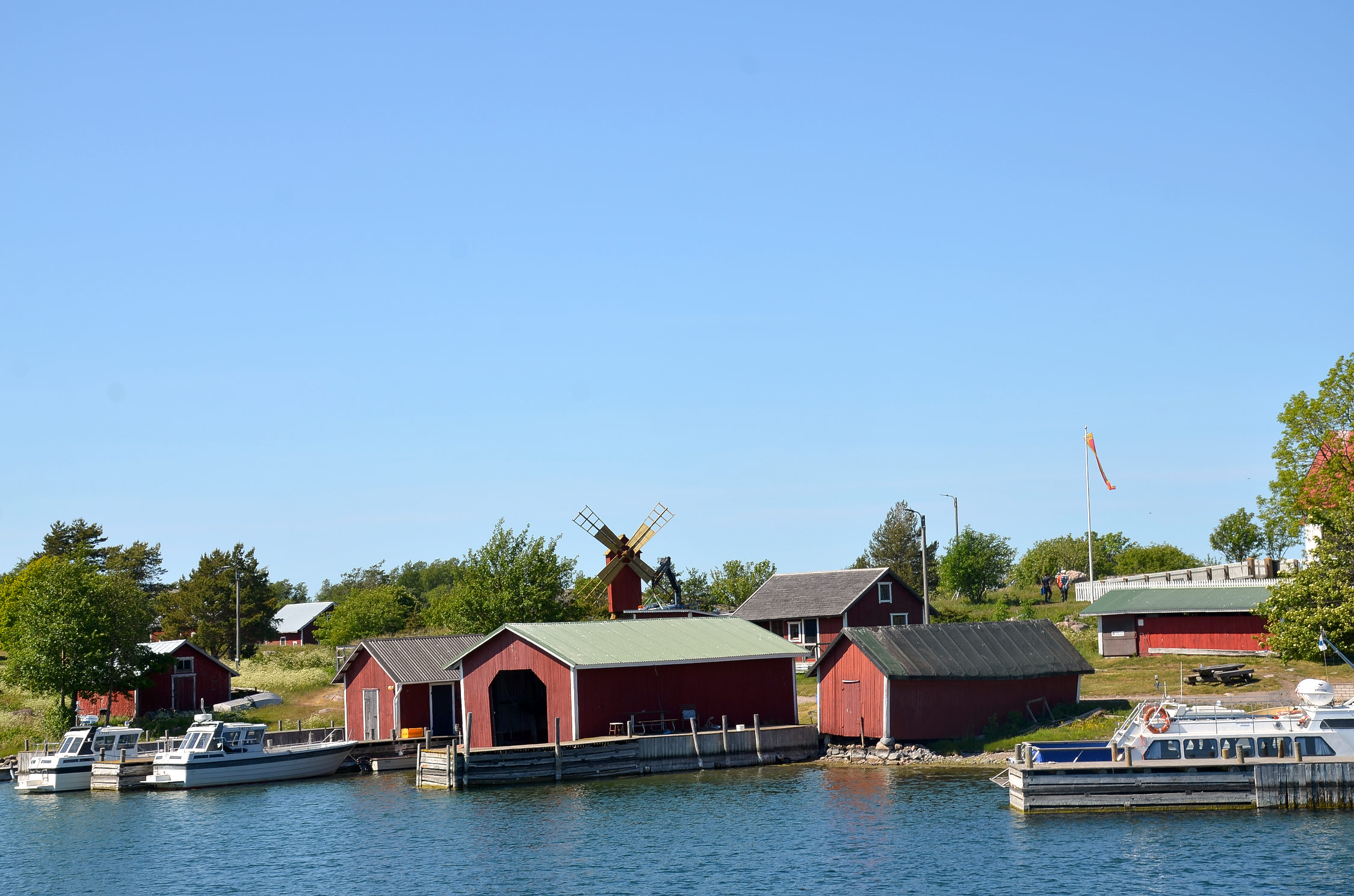 Aspö gästhamn, kvarnen syns bakom röda hus.