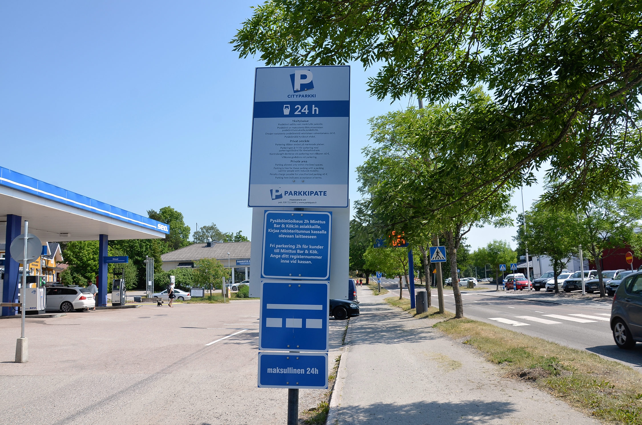 En blå skylt där det står att parkeringsplatserna är avgiftsbelagda för de som inte är restaurangkunder.