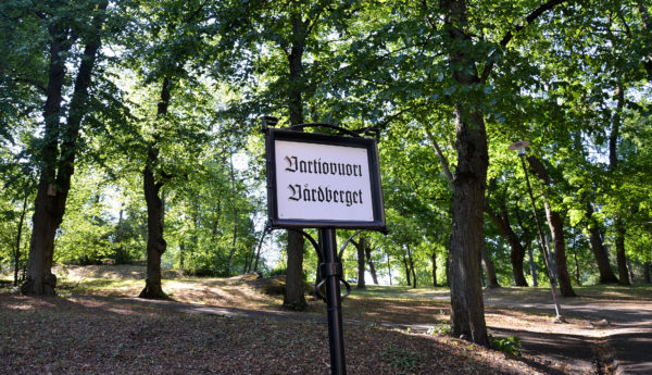 Skylten i Vårdbergsparken, namnet står på finska och svenska.