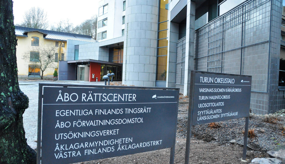 Bild på skylt utanför hus där det står "Åbo Rättscenter".