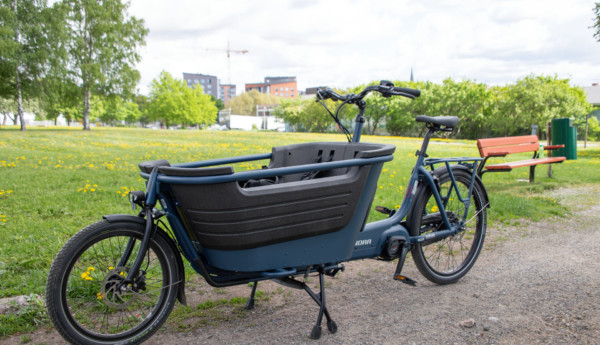 tvåhjulig lastcykel i en park