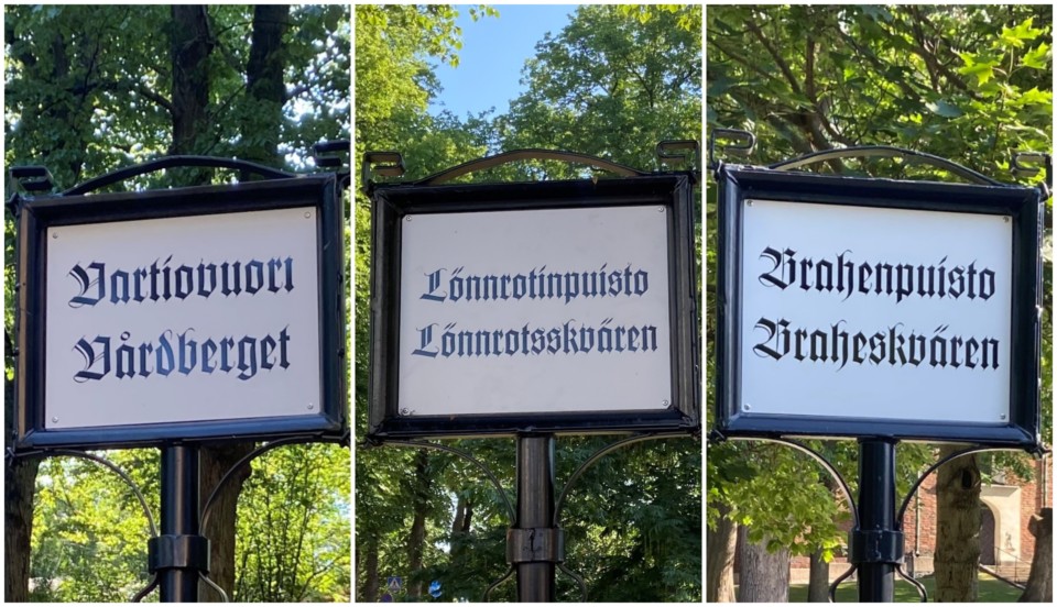 Tre bilder på parkskyltar, namnen står både på svenska och finska.