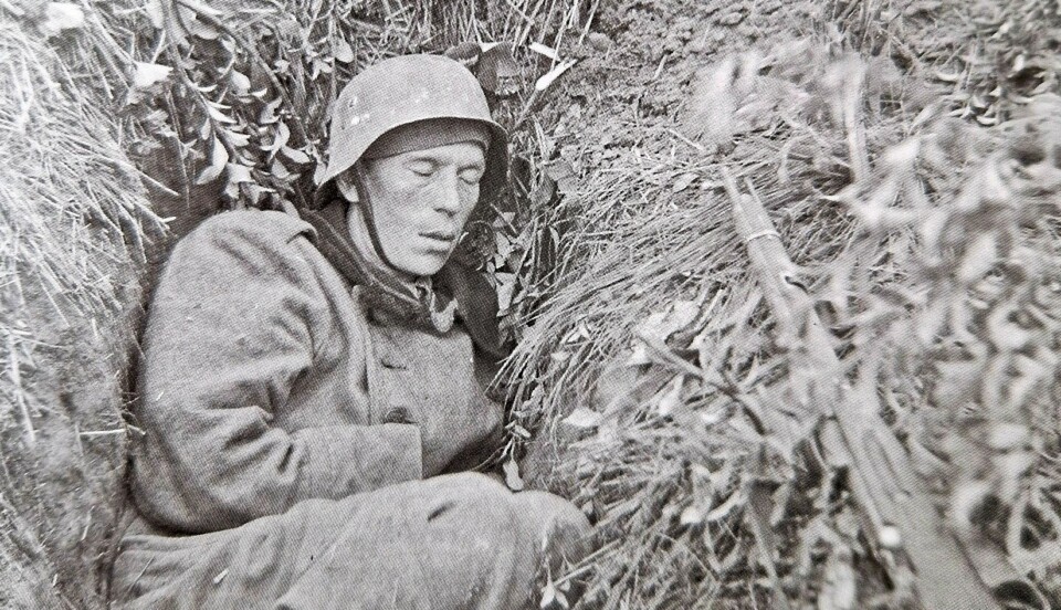 Soldat vilar i grop eller löpgrav.