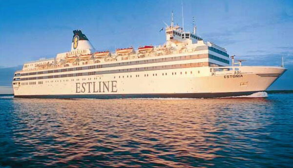 Aningen grynig bild på passagerarfartyg i vitt och blått med texten Estline på sidan.