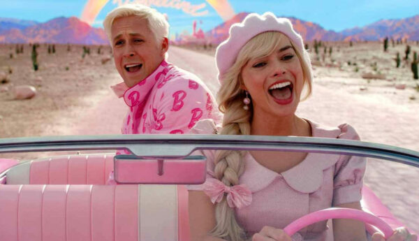 en kvinna och en man i rosa kläder i en cabriolet