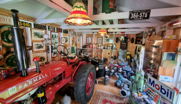 Museum med gamla motorer och fordon.