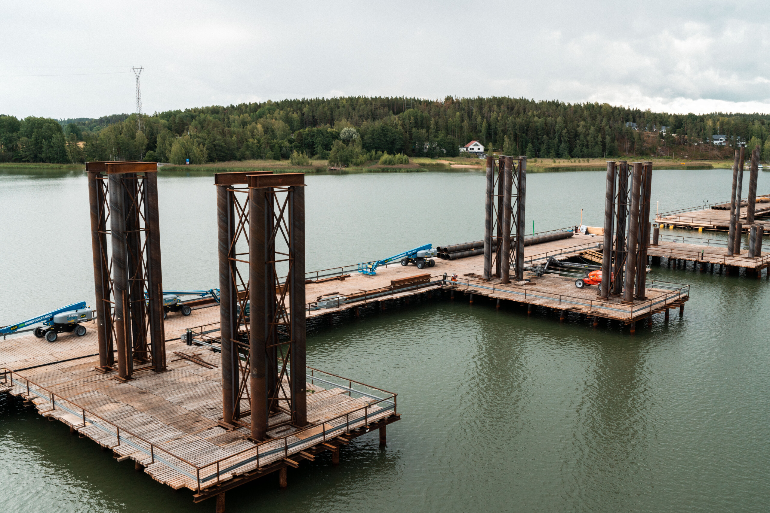 Bild av bygganläggningar för en ny bro. Anläggningarna är i vattnet.